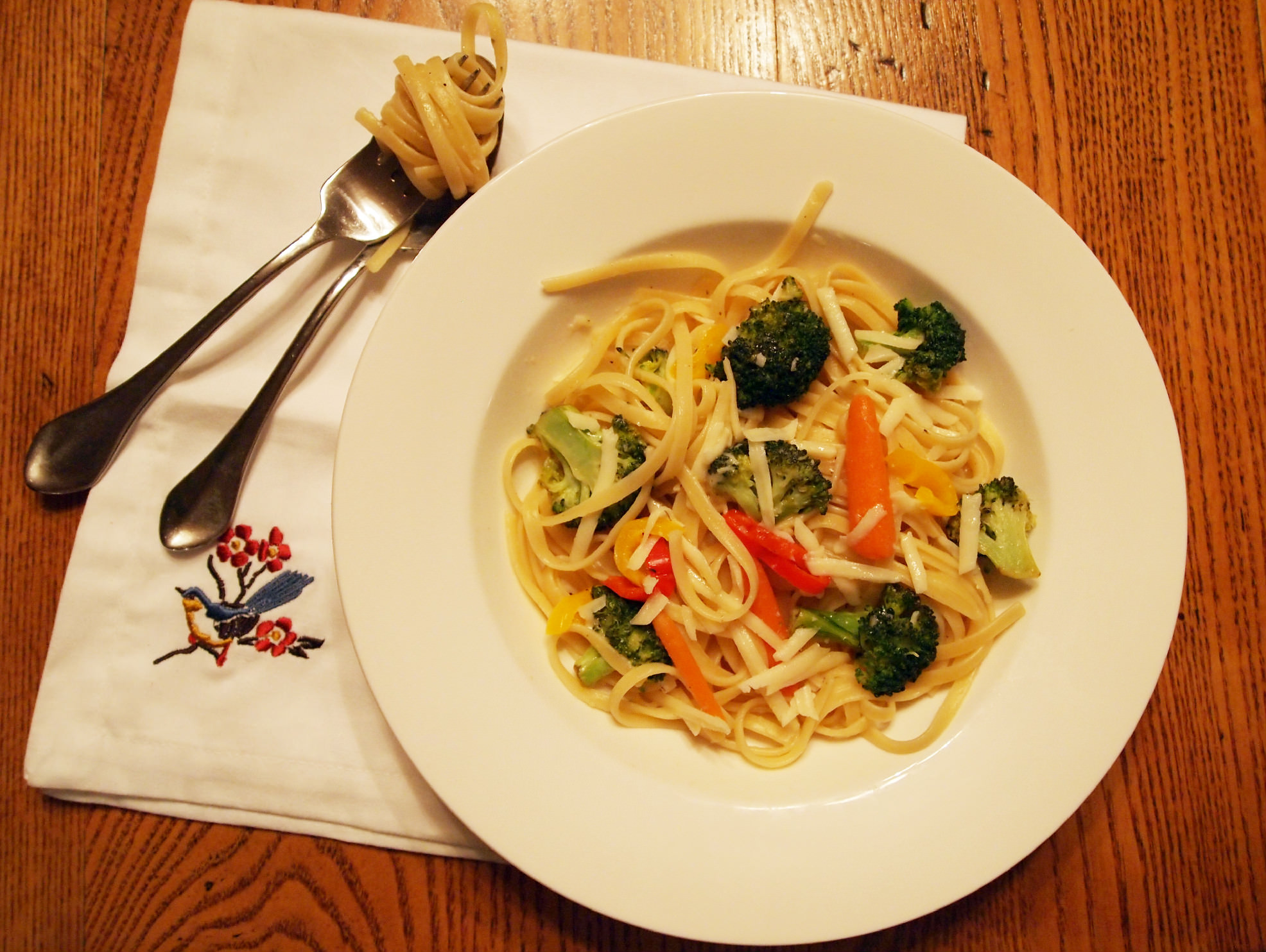 Freestyle Pasta Primavera is a go-to easy dinner recipe to save you on busy nights! | ComfortablyDomestic.com
