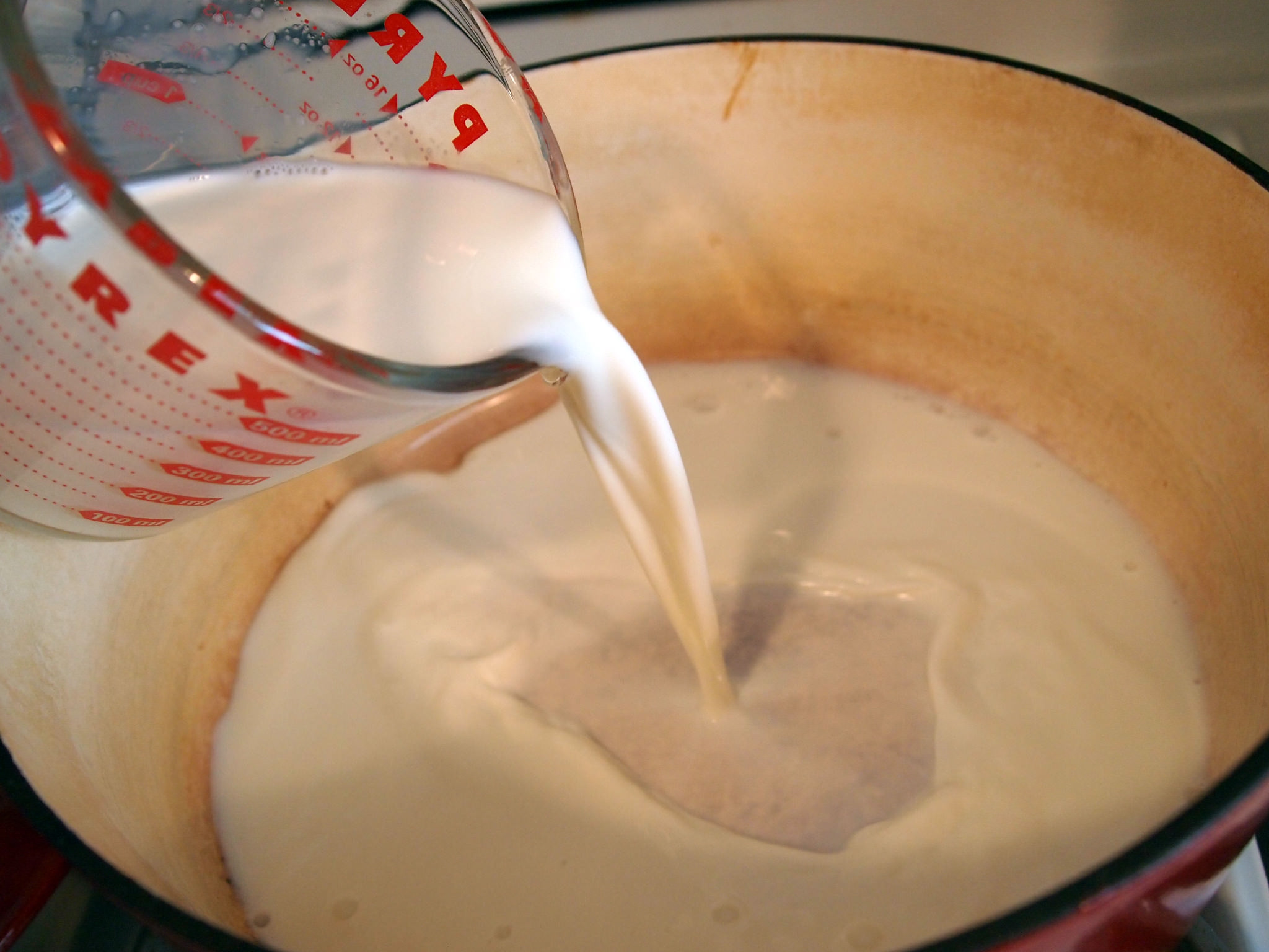 Vanilla latte cinnamon rolls infuse the coffee house flavor of a vanilla latte into a sweet, gooey cinnamon roll. They make a delicious weekend breakfast treat! | comfortablydomestic.com