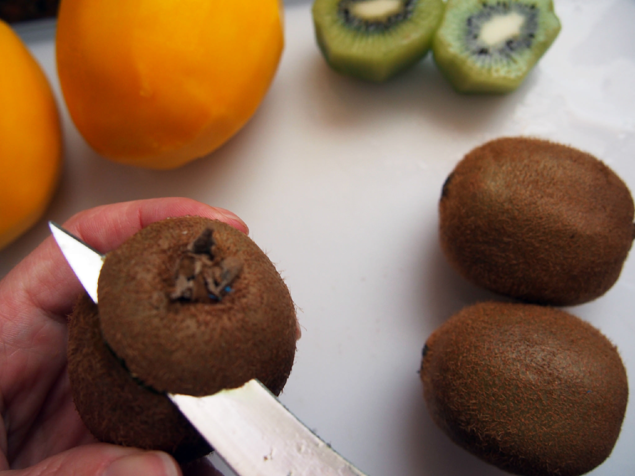 how to peel kiwi 1