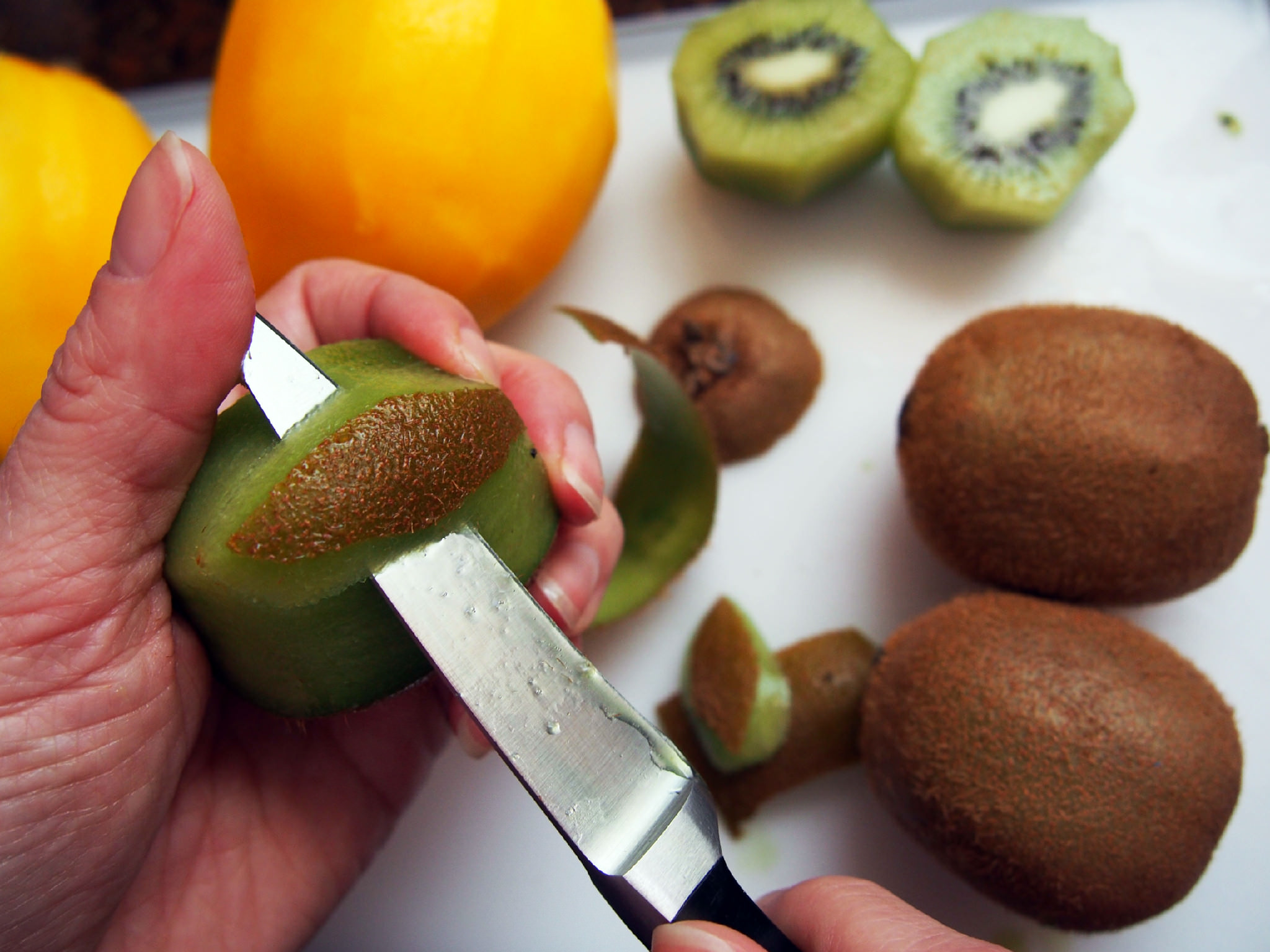 how to peel a kiwi 4