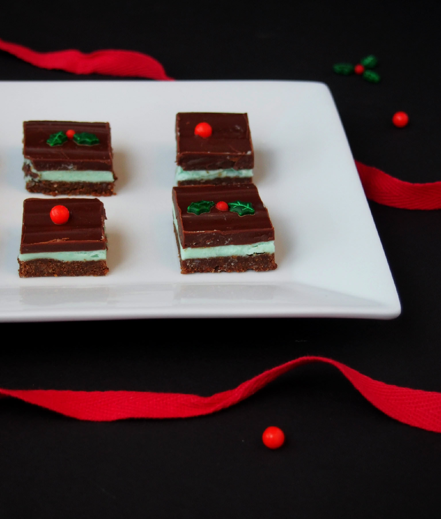 Crème de Menthe bars are a great holiday food gift! Refreshing mint, layered between rich chocolate ganache and a crunchy chocolate graham cracker crust. | ComfortablyDomestic.com